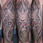 inkin - tatouage skull biomécanique sur bras - crazy tattoo.jpg