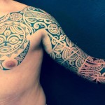 inkin-tatouage-tribal-torse-epaule-EVOLUTION POSITIF TATTOO-polynesien-maori.jpg