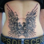 inkin - tatouage crane et mitraillettes sur dos - black diamond tattoo.jpg