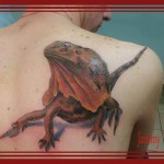 inKin-tatouage-lezard-a-collerette-dragon-d-australie-dos-JAMMY TATTOO.jpg