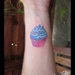 inKin-tatouage-cupcake-couleur-bras-poignet-HIPPOLYTE VESPERA TATTOO.jpg