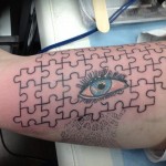 inkin - tatouage oeil puzzle avant bras - Kremlin.jpg
