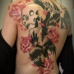 inKin-tatouage-crane-corbeaux-roses-dos-FATALITAS-couleur.jpg