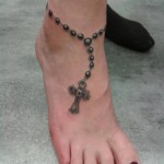 inkin - tatouage chapelet sur le pied - shop'art.jpg