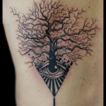 inkin - tatouage arbre et oeil dans le dos - L'île aux tataouges.jpg