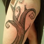 inKin-tatouage-arbre-cuisse-HAPPYDERM TATTOO.jpg