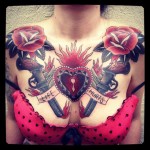inkin - tatouage coeur roses et pistolets old school sur poitrine - atomik tattoo.jpg