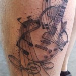 inkin - tatouage guitare et notes sur mollet - bakool tattoo.jpg