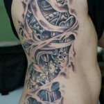 inkin - tatouage bioméchanique sur les cotes - Lezard tattoo.jpg