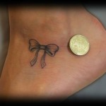 inkin - tatouage petit noeud sur pied - a m'aime la peau.jpg