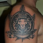 inkin - tatouage lion sur l'épaule - les marteaux pikeurs.jpg