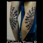 inKin-tatouage-toile-araignee-coude-GALERIE TONY R.jpg