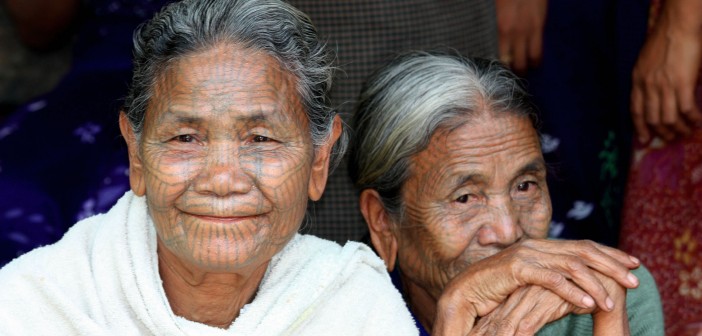 Femmes agées avec des tatouages sur le visage - Inkin