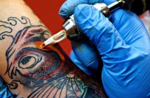 tatoueur en train de tatouer - Inkin