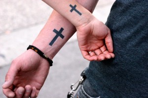 tatouage de crois sur les poignets - inkin