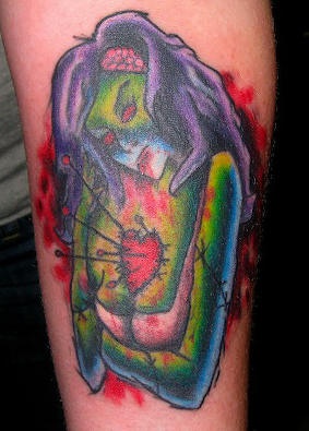 inkin - tatouage fille zombie vert avec coeur épinglé
