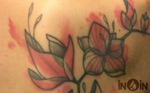 inkin - tatouage fleurs graphiques sur dos détail - belly button
