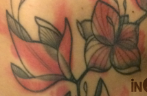 inkin tatouage de fleurs graphiques sur le dos détail par belly button