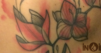 inkin tatouage de fleurs graphiques sur le dos détail par belly button