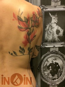 inkin - tatouage fleurs graphiques sur dos serré - belly button
